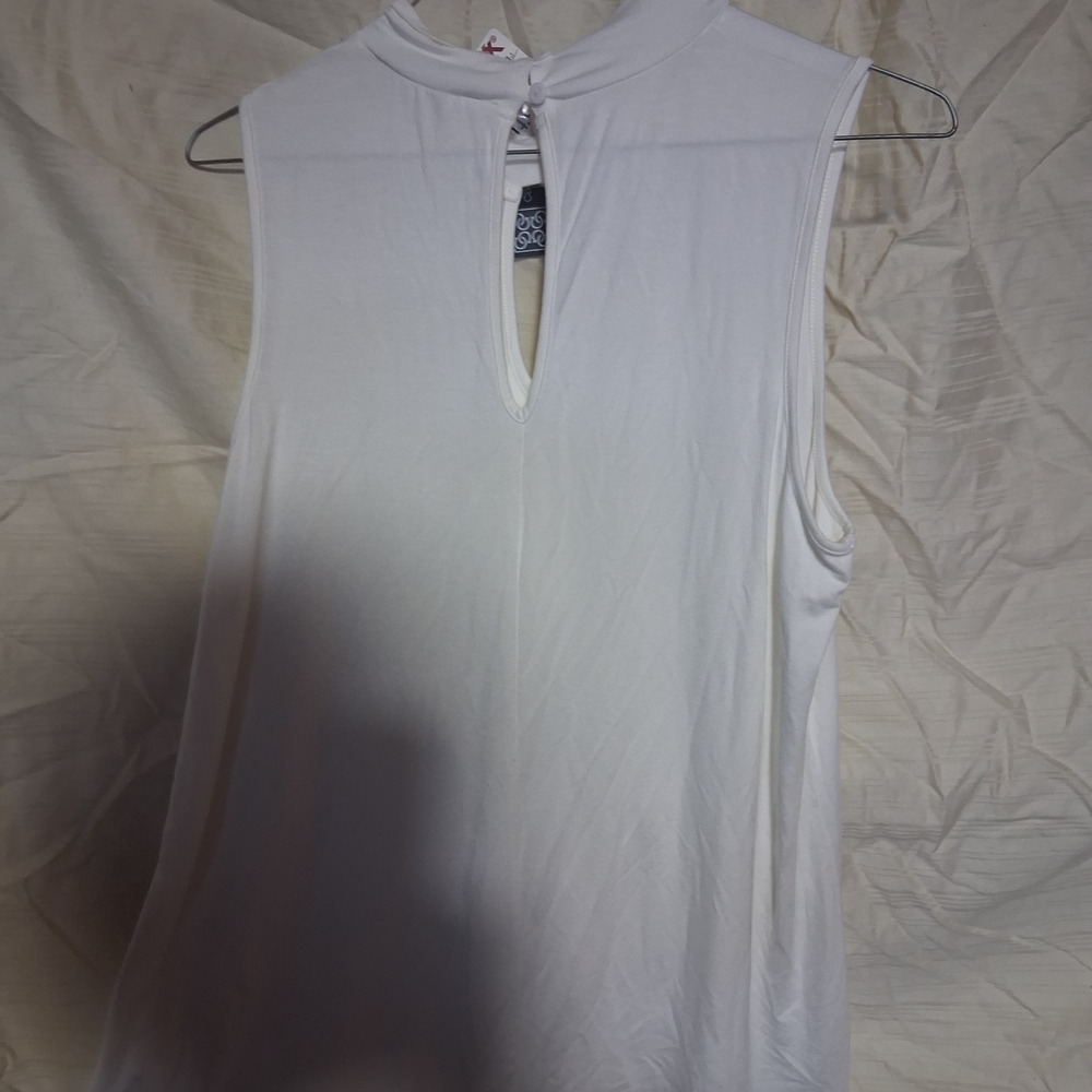 Cable & Gauge White Keyhole Tank Top - Picture 2 of 3